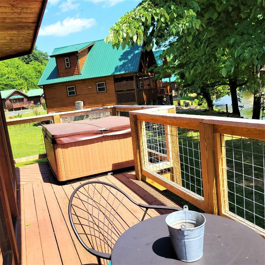 Skinny Dippin'-River Front- Free Tickets-Dog Friendly-Sleeps 6 Pigeon Forge Exterior photo